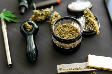 Esrarın yasallaştırılması. Esrar tüttürme piposu CBD ve THC on bud