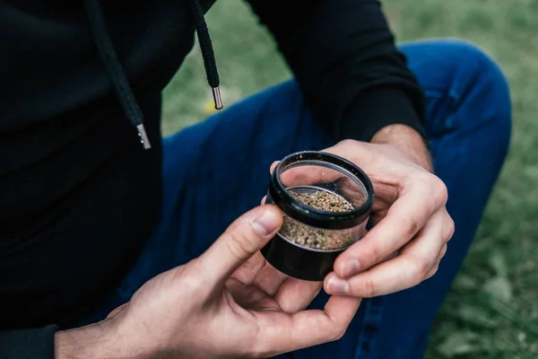 Marihuana Hierba Brote Molinillo Cbd Sativa Thc Salud Médica Indica —  Fotos de Stock