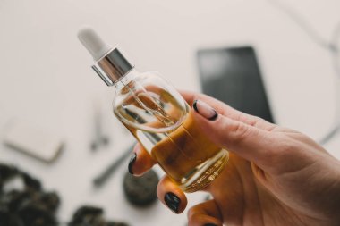 Tıbbi marihuana konsepti, pipette bulunan bir şişe kenevir yağı CBD kenevir yağı. kenevir ürünü,