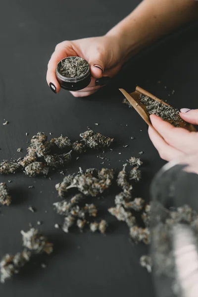 Fechar Maconha Embotado Com Moedor Preparando Rolando Cannabis Maconha Conjunta — Fotografia de Stock