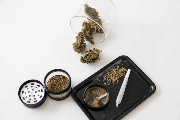 Een Dief Molen Pot Laat Knoppen Thc Cbd Marihuana Natuurvriend — Stockfoto