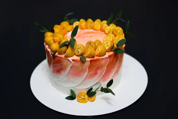 Gâteau Avec Crème Fraises Sur Fond Bois Foncé Focalisation Sélective — Photo