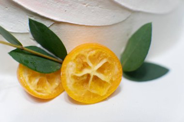 Masada mumlar ve siyah arka planda doğum günü pastası. Taze, lezzetli, kremalı doğum günü pastası