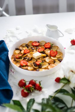 Kahvaltı konsepti, kahvaltı ya da kahvaltılık çeşitli sabah kahvaltısı krepleri ev yapımı çilek ve akçaağaç şurubu, bol miktarda fotokopi alanı olan krepler. Sağlıklı