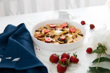 Sağlıklı kahvaltı konsepti, ev yapımı kahvaltı ya da branç çeşitli sabah yemekleri - bir sürü gözleme alanı. Taze çilek ve akçaağaç şurubuyla krep.,