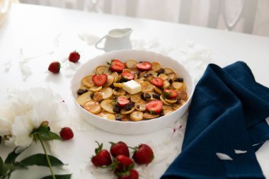 Çilek ve akçaağaç şurubu, sağlıklı kahvaltı konsepti, ev yapımı kahvaltı ya da çeşitli sabah yemekleri - bir sürü gözleme alanı. Taze krep.