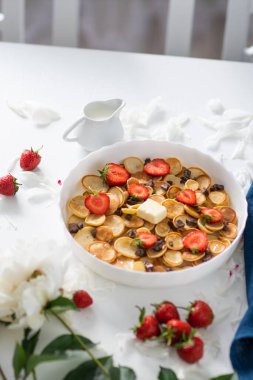 Sağlıklı kahvaltı ya da kahvaltıda çeşitli sabah kahvaltısı krepleri çilek ve akçaağaç şurubu ev yapımı krepler ve bolca fotokopi alanı. Kahvaltı yeme konsepti,