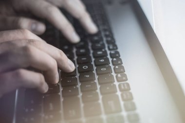Rus hacker karanlıkta sunucuyu hackliyor.