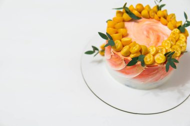 Krem beyaz ahşap kaplamalı pastaya karşı masada mumlarla taze, lezzetli bir doğum günü pastası. Beyaz arkaplan doğum günü pastası.