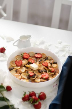 Bol bol fotokopi alanı olan krepler. Kahvaltı konsepti, sağlıklı kahvaltı ya da brunch çeşitli sabah kahvaltısı krepleri çilek ve akçaağaç şurubu, ev yapımı.