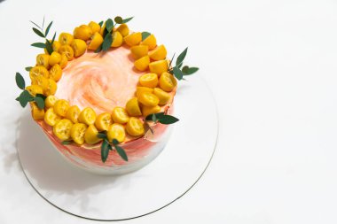 Krem beyaz ahşap kaplamalı pastaya karşı masada mumlarla taze, lezzetli bir doğum günü pastası. Beyaz arkaplan doğum günü pastası.