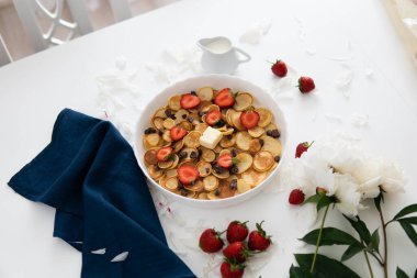 Sabah gözlemeleri için bir sürü fotokopi yeri var. Çilek ve akçaağaç şurubu, taze sağlıklı kahvaltı konsepti olan krepler, ev yapımı kahvaltı ya da brunch.