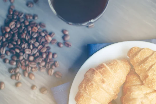 Kaffeetasse Und Frisch Gebackene Croissants Auf Holzuntergrund Ansicht Von Oben — Stockfoto