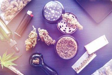 Esrarın yasallaştırılması. Esrar tüttürme piposu CBD ve THC on bud