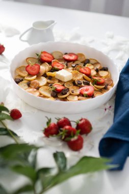 Bol bol fotokopi alanı olan krepler. Ev yapımı kahvaltı konsepti, sağlıklı kahvaltı veya brunch çeşitli sabah kahvaltısı krepleri çilek ve akçaağaç şurubu.,
