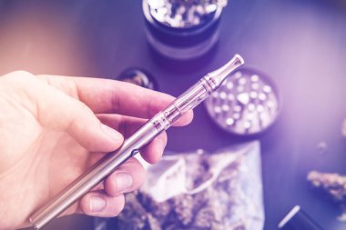 Ot öğütücü taze marihuana. Esrarın yasallaştırılması. CBD ve THC