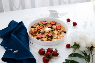 Sağlıklı kahvaltı konsepti, çeşitli sabah kahvaltısı krepleri ev yapımı kahvaltı ya da bol miktarda brunch alanı. Çilek ve akçaağaç şurubu, taze krep.