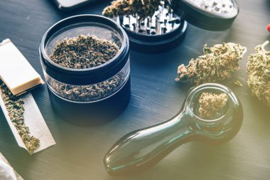 Esrarın yasallaştırılması. Esrar tüttürme piposu CBD ve THC on bud