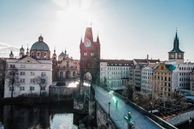 Vltava Nehri üzerindeki Charles Köprüsü. Prag manzarası. Prag 'ın Eski Şehir' deki detayları. Çek Cumhuriyeti. Hava görüntüsü