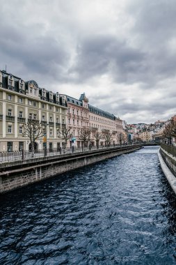 Vltava Nehri üzerindeki Charles Köprüsü. Prag manzarası. Prag 'ın Eski Şehir' deki detayları. Çek Cumhuriyeti. Dikey Çekim