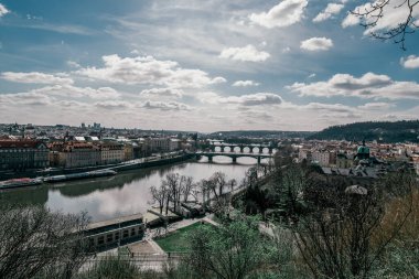 Prag manzarası. Vltava Nehri üzerindeki Charles Köprüsü. Prag 'ın Eski Şehir' deki detayları. Çek Cumhuriyeti .
