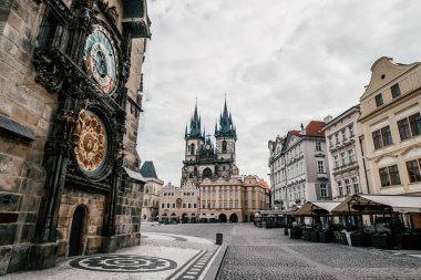 Tyn Church 'le Eski Şehir Meydanı. Prag manzarası. Prag 'ın Eski Şehir' deki detayları. Çek Cumhuriyeti .