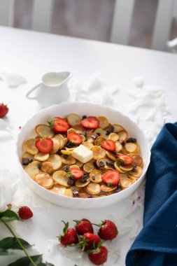 Çilek ve akçaağaç şurubu, sağlıklı kahvaltı ya da kahvaltıda bol bol fotokopi alanı olan krep çeşitleri. Ev yapımı kahvaltı konsepti,