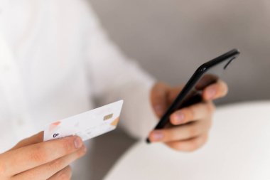 İş yerinde ödemeli online akıllı telefon. Sabah ışığında online alışveriş kavramı.