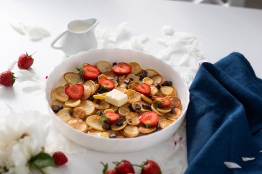 Bol bol fotokopi alanı olan krepler. Sağlıklı kahvaltı ya da branç sabah gözlemeleri.