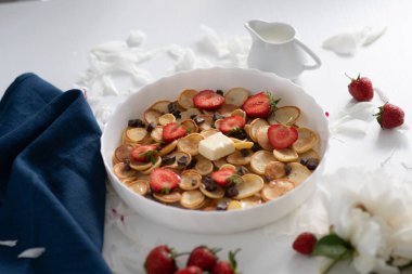 Çilek ve akçaağaç şurubu, bolca fotokopi alanı olan krepler. Sağlıklı kahvaltı ya da kahvaltı çeşitli sabah kahvaltısı krepleri ev yapımı kahvaltı konsepti,