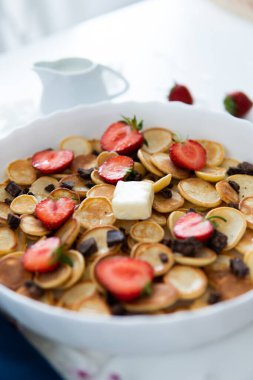 Sağlıklı kahvaltı konsepti, çilek ve akçaağaç şurubu, bolca fotokopi alanı. Sabah taze krepli krep ev yapımı kahvaltı ya da brunch.
