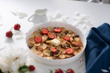 Çilek ve akçaağaç pekmezi, ev yapımı kahvaltı konsepti, bolca fotokopi alanı olan krepler. Sağlıklı kahvaltı ya da branç sabah gözlemeleri.