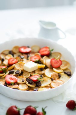 Krep ev yapımı çilek ve akçaağaç şurubu, sağlıklı kahvaltı yeme konsepti, bolca fotokopi alanı olan krepler. Kahvaltı ya da brunch çeşitli sabah yemekleri