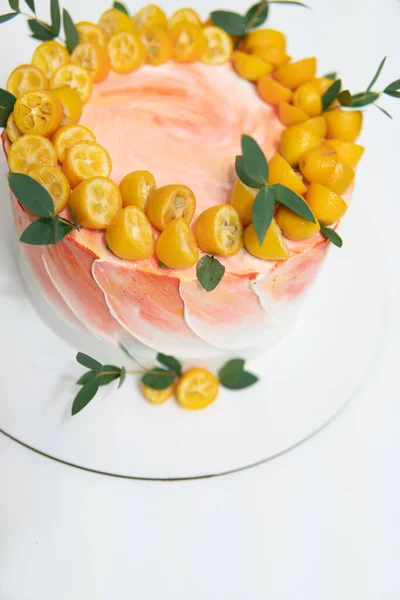 奶油白木料做的蛋糕。白色背景生日蛋糕。新鲜美味的生日蛋糕加蜡烛 — 图库照片