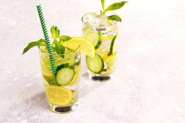 Taze salatalık suyu limon ve nane.