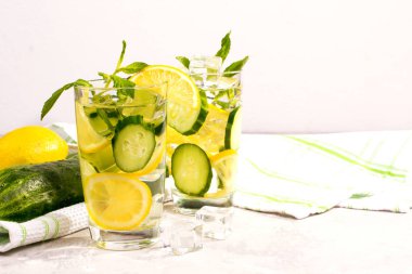 Taze salatalık suyu limon ve nane.