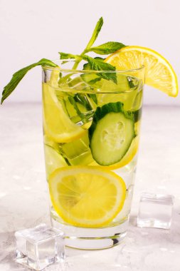 Taze salatalık suyu limon ve nane.