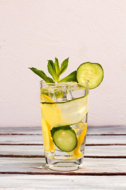 Taze salatalık suyu limon ve nane.