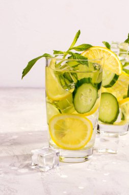 Taze salatalık suyu limon ve nane.