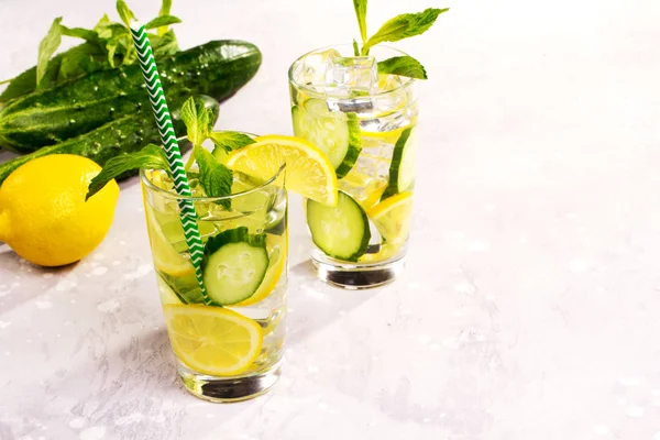 Frisches Gurkenwasser Mit Zitrone Und Minze — Stockfoto