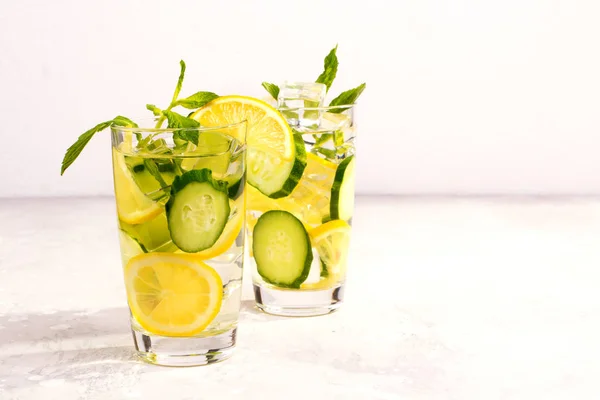 レモンとミントの香りと新鮮なキュウリの水 — ストック写真