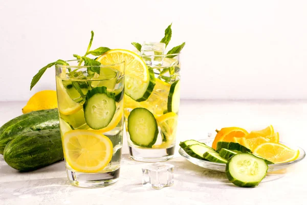 Air Mentimun Segar Dengan Lemon Dan Mint — Stok Foto