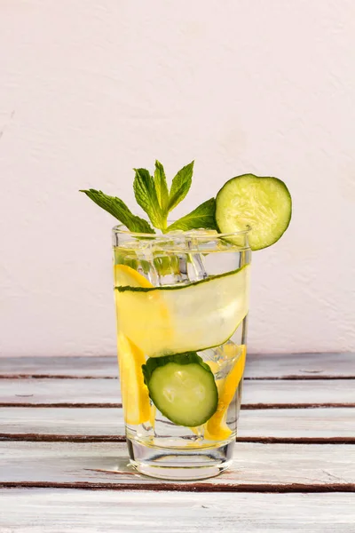 Färsk Gurka Vatten Med Citron Och Mynta — Stockfoto