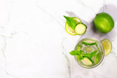 Taze salatalık suyu kireç ve nane ile. Üstten görünüm