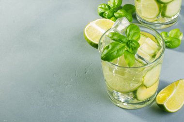 Taze salatalık suyu kireç ve fesleğen ile