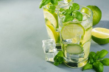 Taze salatalık suyu kireç ve fesleğen ile