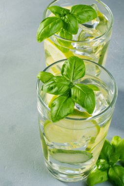 Taze salatalık suyu kireç ve fesleğen ile