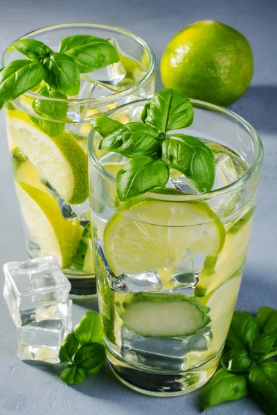 Taze salatalık suyu kireç ve fesleğen ile