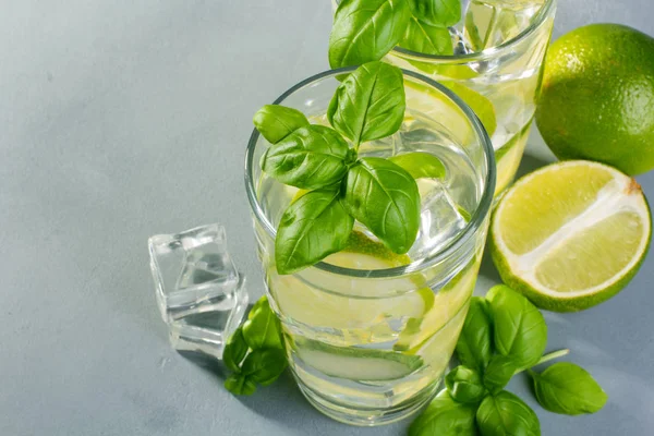 Taze salatalık suyu kireç ve fesleğen ile