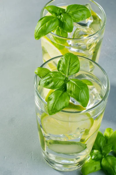 Taze salatalık suyu kireç ve fesleğen ile